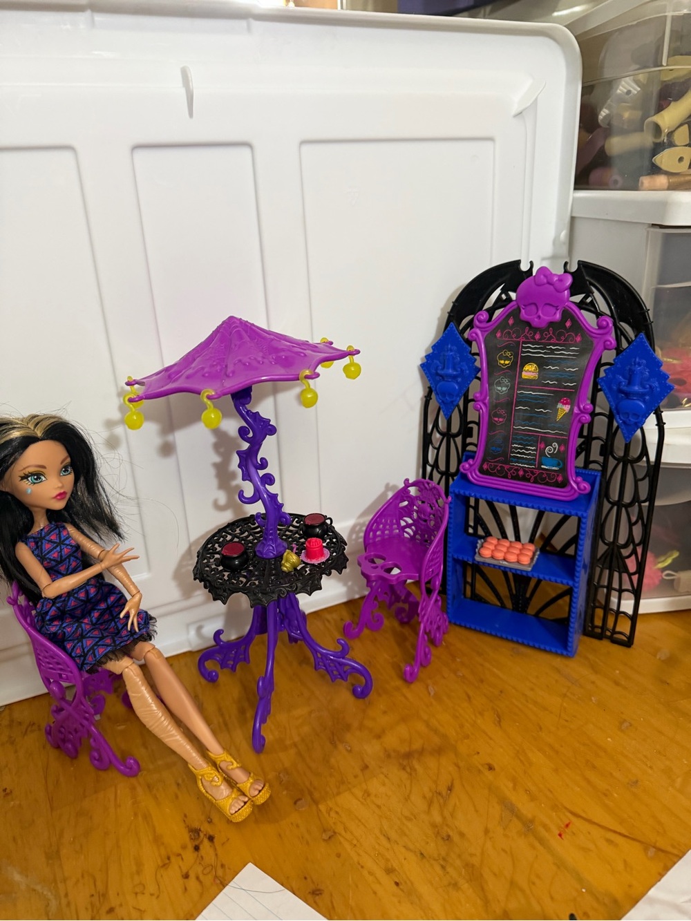 Monster high Cleo scream and sugar cafe playset